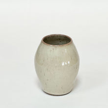 Hånddrejet skulpturel vase i beige blank glasur