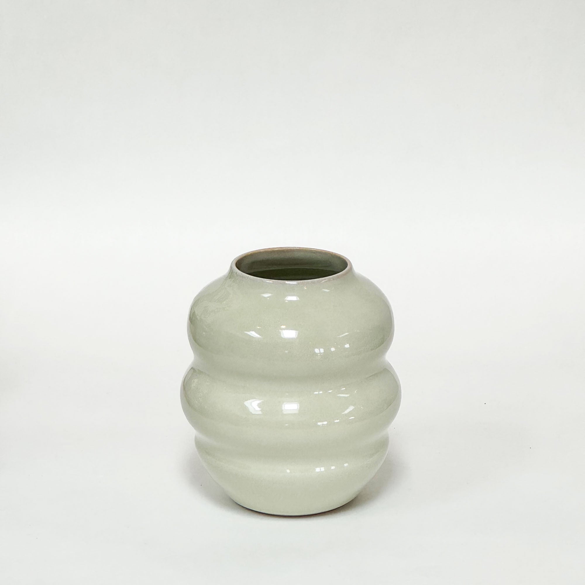 Hånddrejet skulpturel vase i mint blank glasur