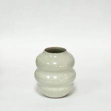 Hånddrejet skulpturel vase i mint blank glasur