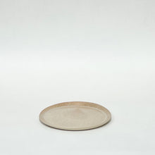 Håndlavet keramik tallerken i farven beige.