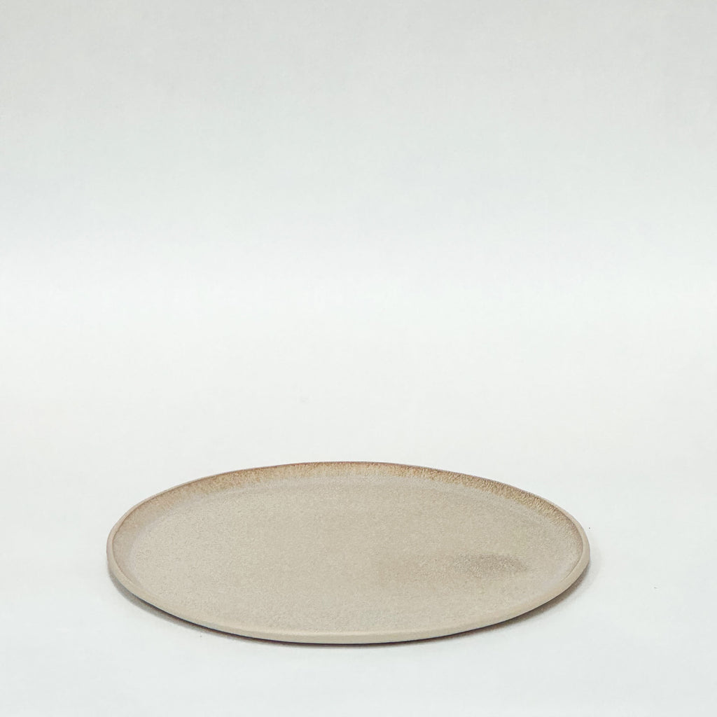 Håndlavet keramik tallerken i farven beige.