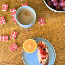Små håndlavede keramik bordflag med Dannebrog dækket til et fødselsdagsbord.