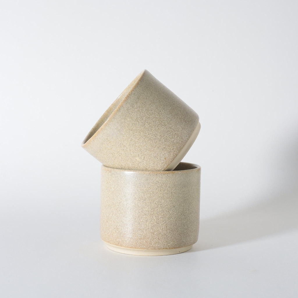 2 keramik kopper i håndlavet stentøj med beige glasur.