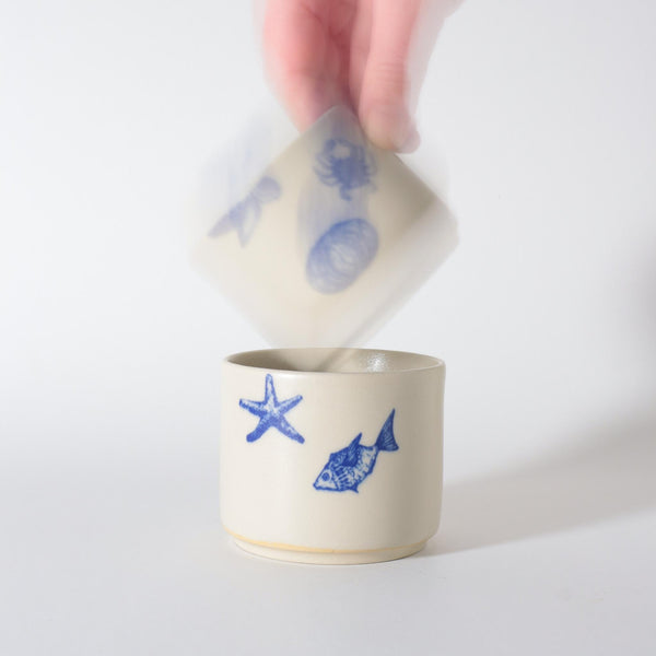 Keramik kop med fisk i håndlavet stentøj. Blå og hvid.