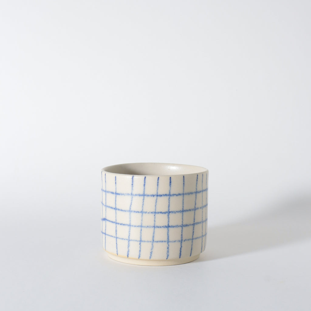 Kaffe kopper i keramik. Håndlavet stentøj med blå tern. produktfoto. 