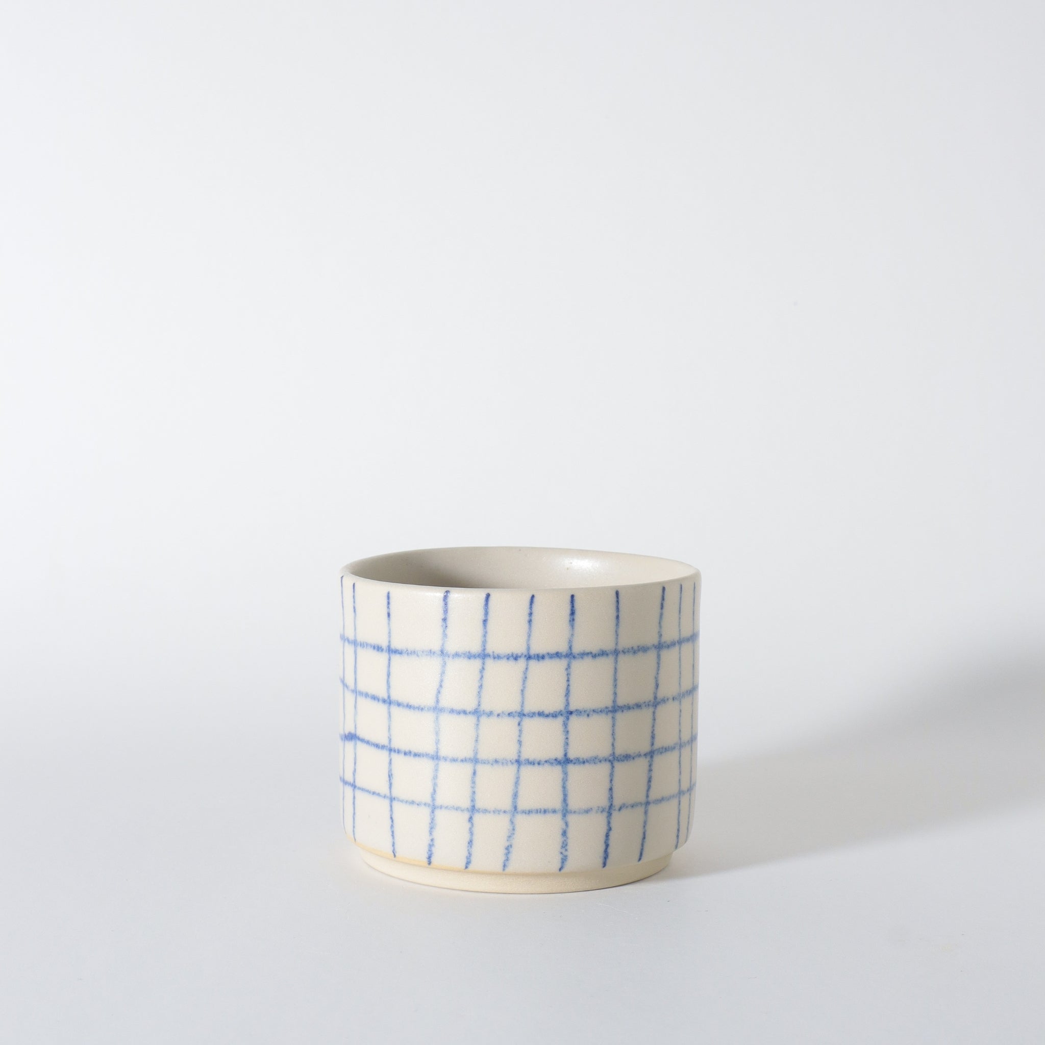 Kaffe kopper i keramik. Håndlavet stentøj med blå tern. produktfoto. 