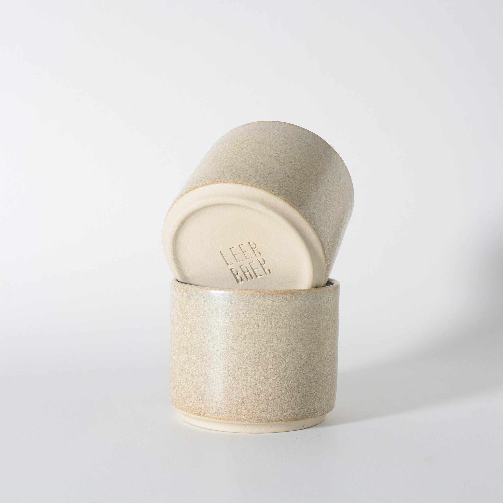 Keramik kopper i håndlavet stentøj med beige glasur. med LEERBAEK logo