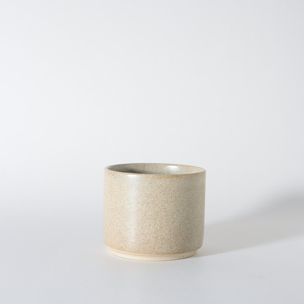 Keramik kopper i håndlavet stentøj med beige glasur. produktfoto