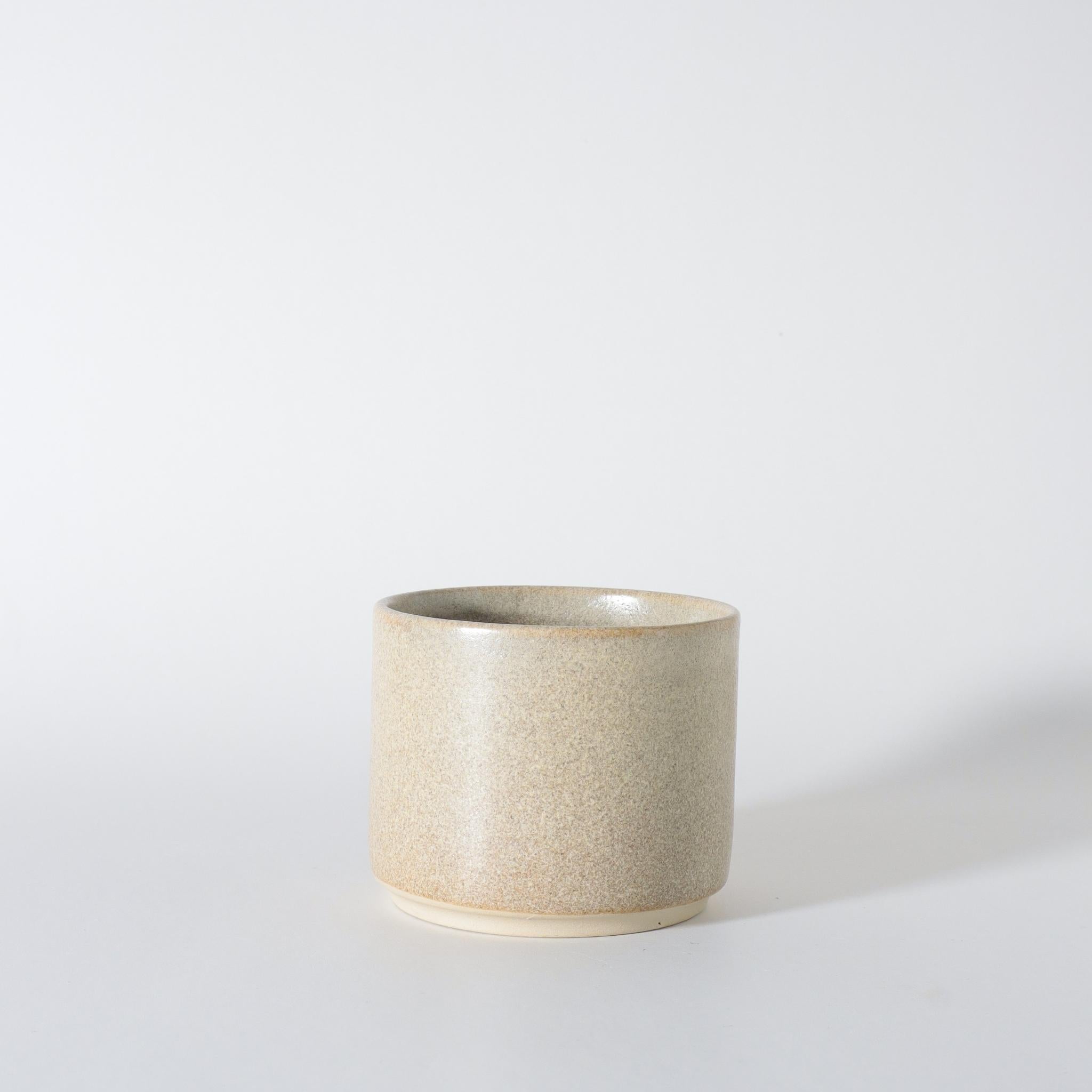 Keramik kopper i håndlavet stentøj med beige glasur. produktfoto