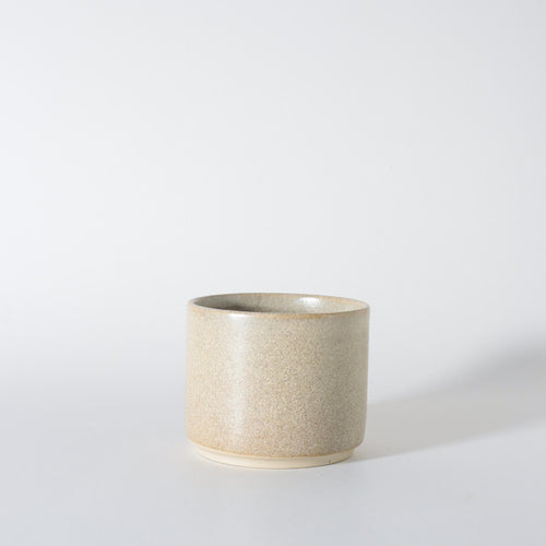 Keramik kopper i håndlavet stentøj med beige glasur. produktfoto
