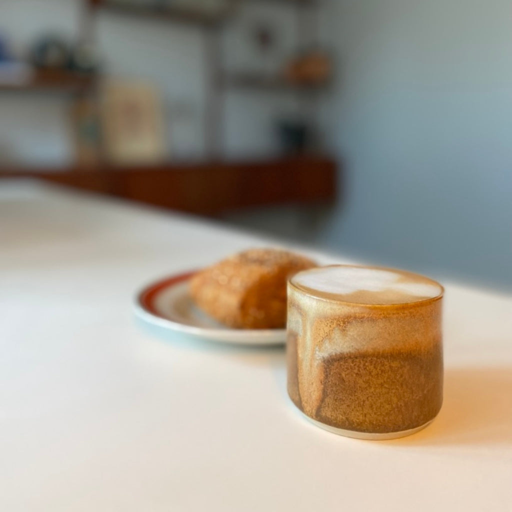 Stentøj krus uden hank. Håndlavet keramik i farven brun med kaffe og morgenmad